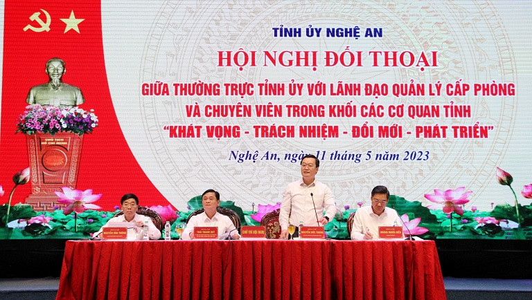 Các đồng chí chủ trì hội nghị giải đáp mọi câu hỏi và trăn trở của các đại biểu.