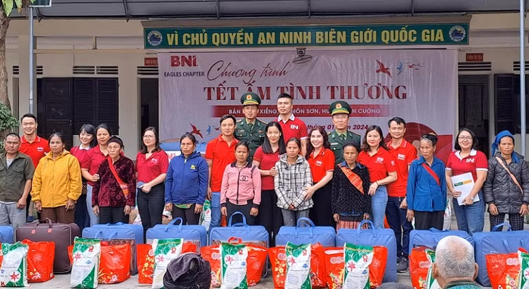 Tặng quà Tết cho đồng bào xã Môn Sơn, huyện Con Cuông. Ảnh Lê Thạch