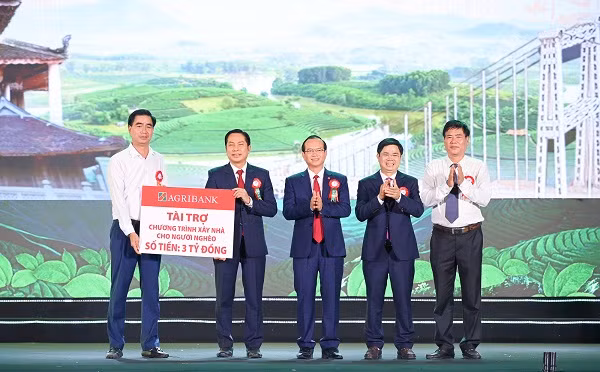 Ngân hàng Agribank tài trợ 3 tỷ đồng cho xây dựng nhà ở cho người nghèo Thanh Chương.