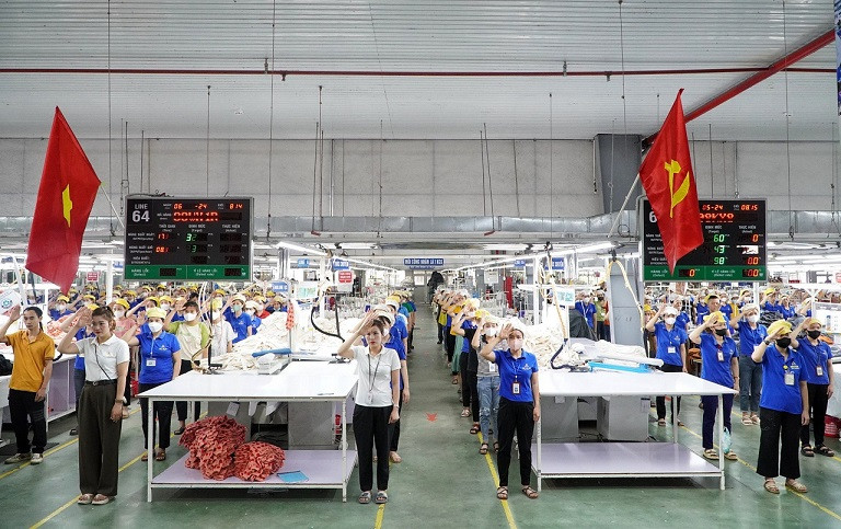 Tổ chức chào cờ vào đầu tuần ở Công ty cổ phần may Minh Anh - Đô Lương.