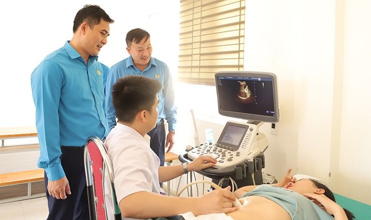 Tổ chức khám sức khỏe định kỳ cho người lao động.