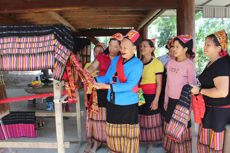 Nhờ cải cách hành chính đã tạo điều kiện cho kinh tế Anh Sơn phát triển, trong đó có nghề dệt thổ cẩm truyền thống.