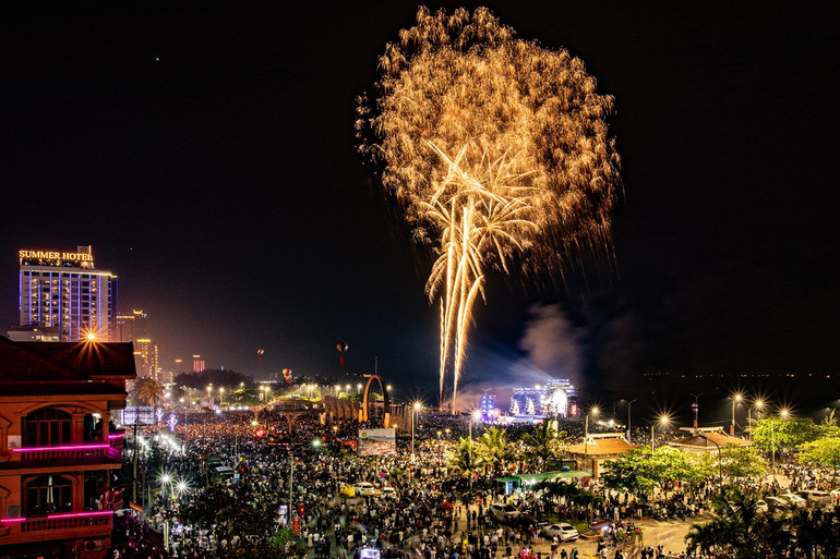 Sẽ có chương trình nghệ thuật đặc sắc cùng màn bắn pháo hoa khai hội ấn tượng cho mùa khai biển Cửa Lò 2023.