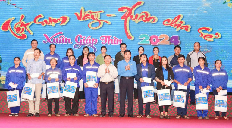 Liên đoàn Lao động Nghệ An tổ chức Chương trình “Tết sum vầy-Xuân chia sẻ”, trao quà cho công nhân lao động tiêu biểu có hoàn cảnh đặc biệt khó khăn.
