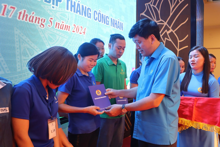 Chủ tịch Liên đoàn Lao động Nghệ An Kha Văn Tám trao quà cho công nhân có hoàn cảnh khó khăn ở Khu kinh tế Đông Nam. (Ảnh: Diệp Thanh) Chủ tịch Liên đoàn Lao động Nghệ An Kha Văn Tám trao quà cho công nhân có hoàn cảnh khó khăn ở Khu kinh tế Đông Nam. (Ảnh: Diệp Thanh)