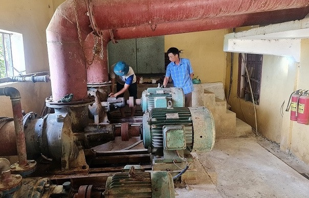 Công nhân xí nghiệp thủy lợi Nghi Lộc thường xuyên kiểm tra, bảo dưỡng máy bơm để sẵn sàng phục vụ chống hạn.