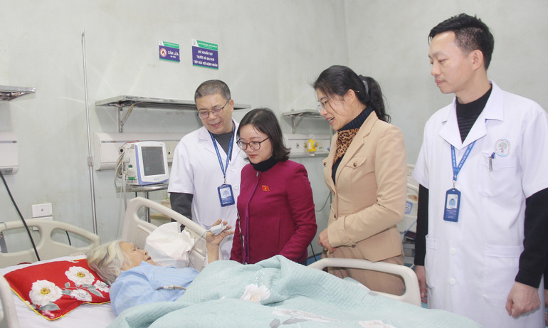 Thăm hỏi, tặng quà cho bệnh nhân tại Bệnh viện Chấn thương, chỉnh hình Nghệ An