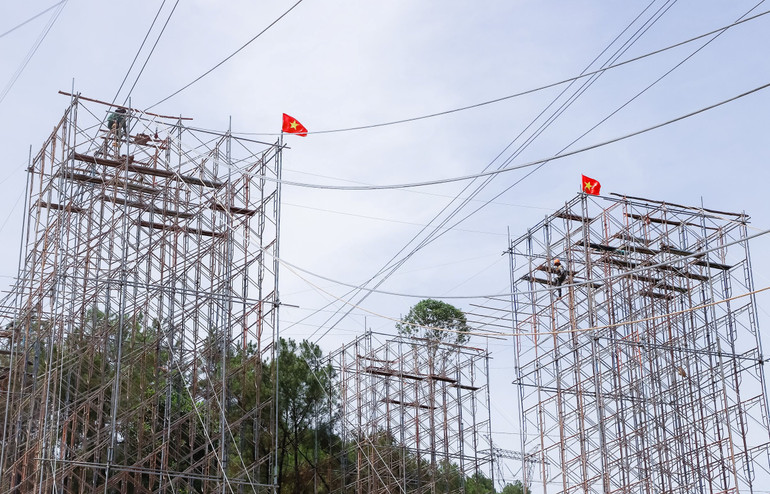 Thi công khoảng néo đầu tiên trên tuyến đường dây 500kV mạch 3 qua địa bàn tỉnh Nghệ An.