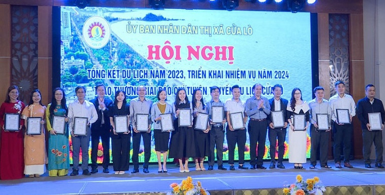 Trao giải thưởng cho các tác giả đoạt giải.