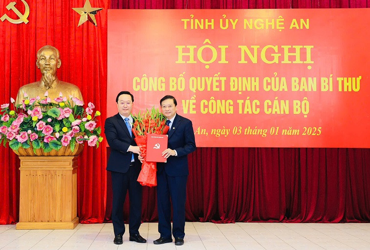 Trao Quyết định của Ban Bí thư và tặng hoa chúc mừng tân Phó Bí thư Tỉnh ủy Lê Hồng Vinh.