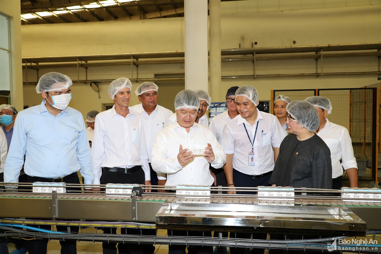 Lãnh đạo tỉnh Nghệ An đến thăm, nắm tình hình hoạt động sản xuất, kinh doanh của Công ty sữa thuộc Tập đoàn TH - một trong 10 doanh nghiệp nộp thuế cao nhất ở Nghệ An.