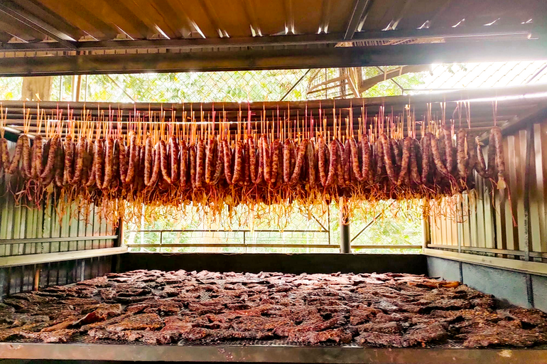 Đồng bào các dân tộc ở miền núi Nghệ An sản xuất các loại đặc sản bò giàng và lạp xưởng. (Ảnh: Thanh Phúc)