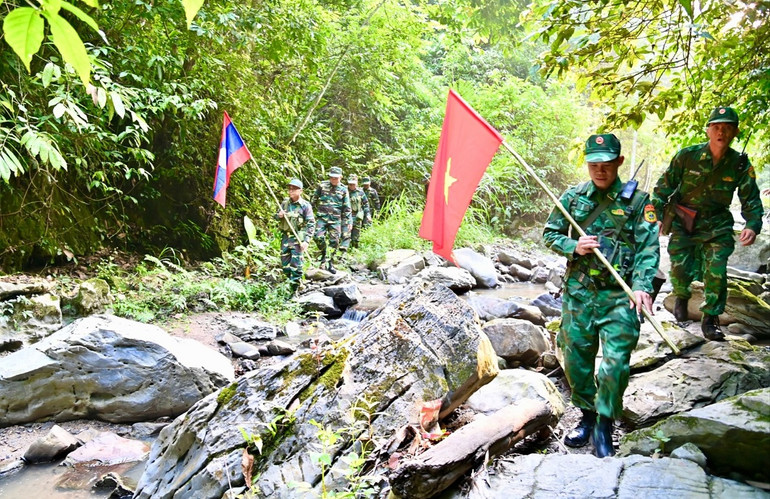 Thường xuyên tổ chức tuần tra chung biên giới giữa Bộ đội biên phòng Nghệ An và ba tỉnh nước bạn Lào cùng chung biên giới với Nghệ An. (Ảnh LÊ THẠCH)