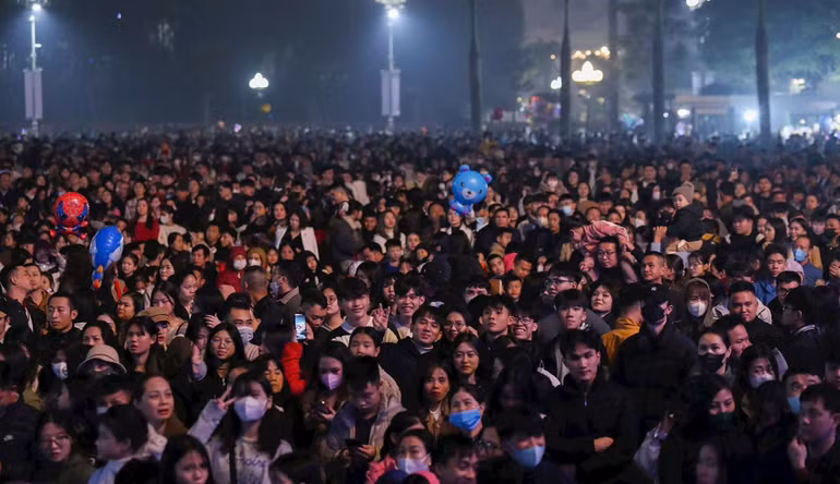 Hàng nghìn người dân ở thành phố Vinh, du khách đến tham dự chương trình.