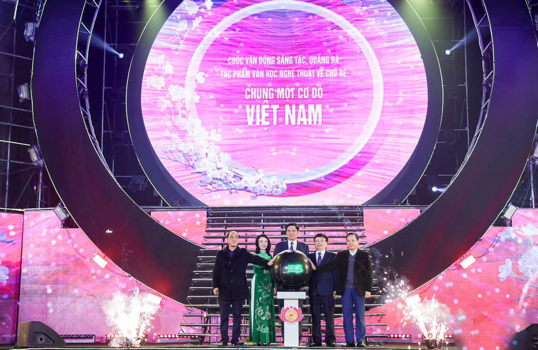 Các đại biểu thực hiện nghi thức phát động Cuộc vận động sáng tác, quảng bá tác phẩm văn học, nghệ thuật với chủ đề “Chung một cơ đồ Việt Nam”.