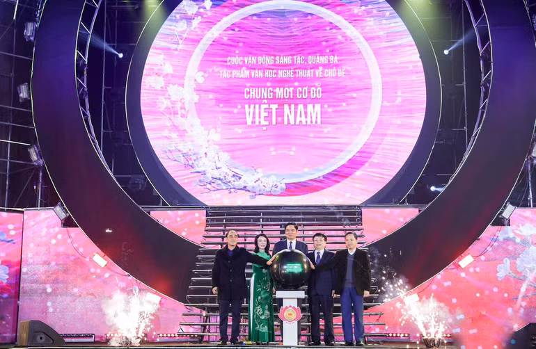 Các đại biểu thực hiện nghi thức phát động Cuộc vận động sáng tác, quảng bá tác phẩm văn học, nghệ thuật với chủ đề “Chung một cơ đồ Việt Nam”.