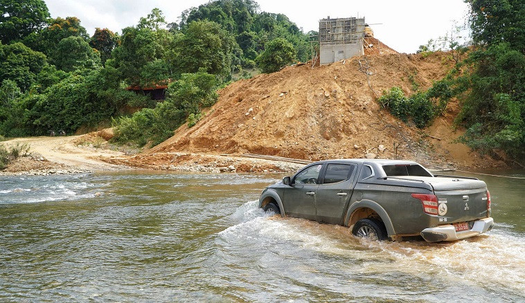 Ít tháng nữa, cây cầu treo thứ 4 hoàn thành, thì đường vào bản Búng sẽ chấm dứt cảnh lội suối.