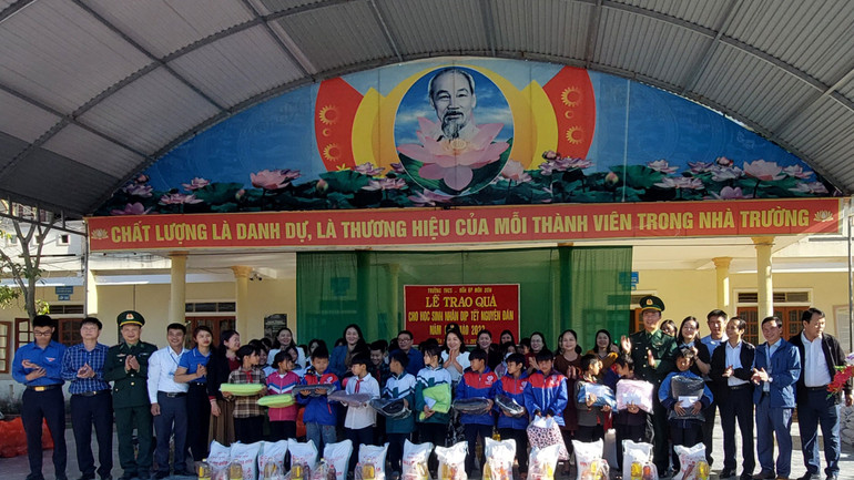 Đồn biên phòng Môn Sơn tặng 65 suất quà Tết cho các em học sinh tộc người thiểu số Đan Lai.