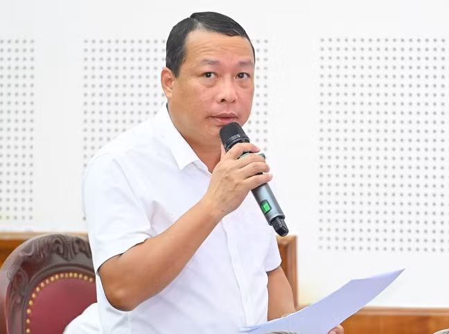 Giám đốc Sở Kế hoạch và Đầu tư Nghệ An Phạm Hồng Quang giải trình tại hội trường.