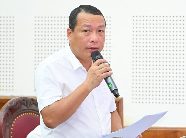 Giám đốc Sở Kế hoạch và Đầu tư Nghệ An Phạm Hồng Quang giải trình tại hội trường.