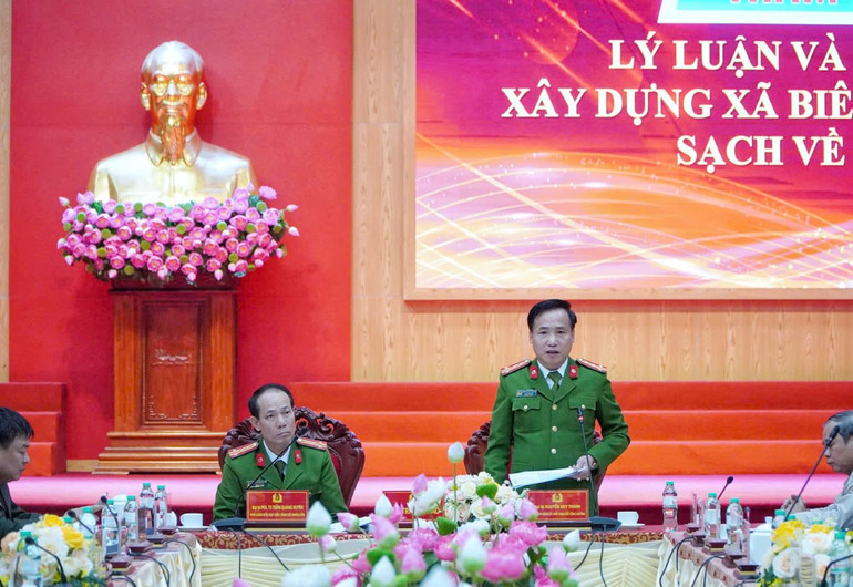 Phó Giáo sư, Tiến sĩ Đại tá Trần Quang Huyên, Phó Giám đốc Học viện Cảnh sát nhân dân và Đại tá Nguyễn Duy Thanh, Phó Giám đốc Công an tỉnh Nghệ An chủ trì hội thảo. Phó Giáo sư, Tiến sĩ Đại tá Trần Quang Huyên, Phó Giám đốc Học viện Cảnh sát nhân dân và Đại tá Nguyễn Duy Thanh, Phó Giám đốc Công an tỉnh Nghệ An chủ trì hội thảo.