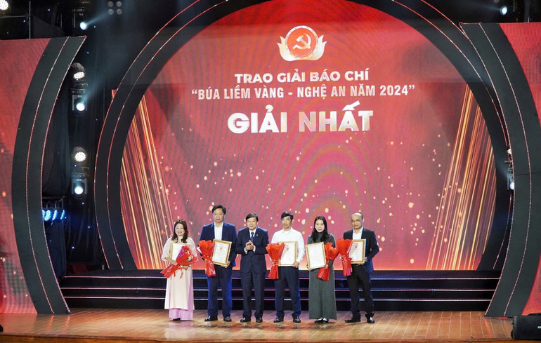 Chủ tịch Ủy ban nhân dân tỉnh Nghệ An Lê Hồng Vinh trao giải cho các tác giả, nhóm tác giả đạt giải Nhất.