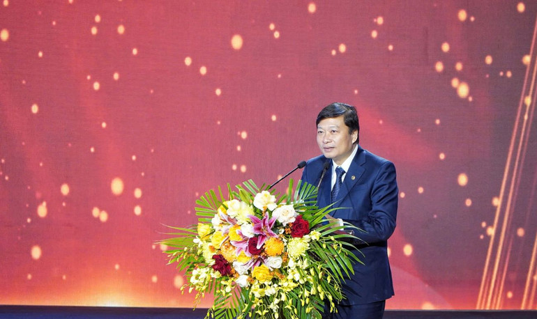 Chủ tịch Ủy ban nhân dân tỉnh Nghệ An Lê Hồng Vinh phát biểu tại buổi lễ.