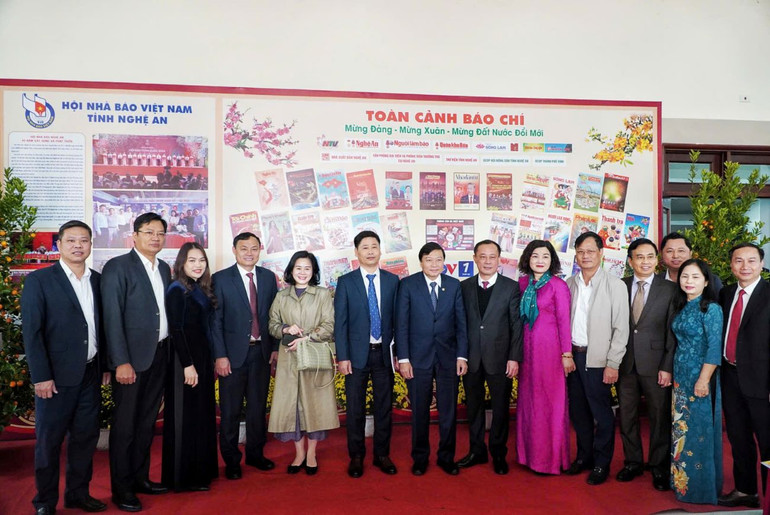 Các đại biểu, khách mời tham quan gian trưng bày báo.