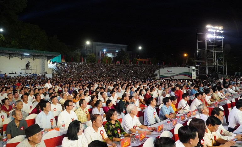 Đông đảo đại biểu và người dân trong vùng tham dự buổi lễ.