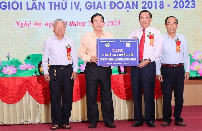 Trung ương Hội Người cao tuổi Việt Nam tặng tám nhà Đại đoàn kết cho hội viên người cao tuổi có hoàn cảnh khó khăn của Nghệ An. (Ảnh: Thanh Phúc)