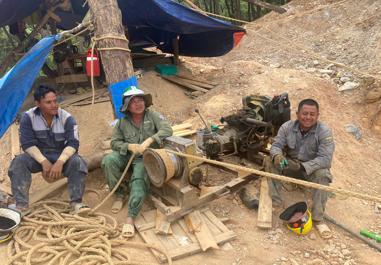 Một nhóm công nhân tranh thủ nghỉ ngơi để tránh bị sốc nhiệt do nắng nóng.