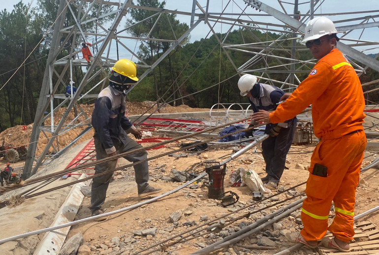 Đội ngũ kỹ sư, công nhân vẫn miệt mài thi công để bảo đảm tiến độ cam kết với nhà đầu tư.