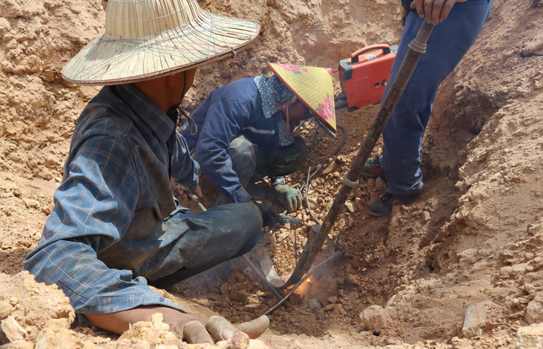 Thực hiện công đoạn hàn tiếp đất cho cột số 302.