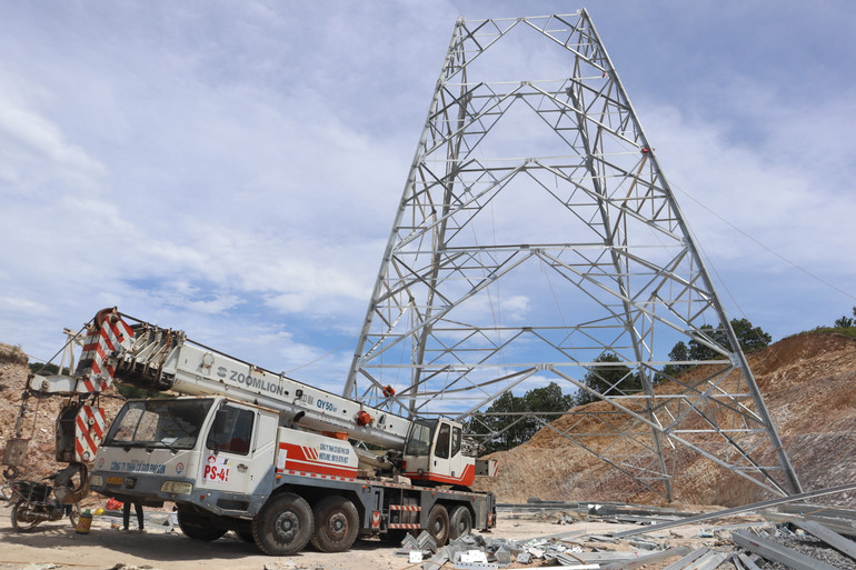 Cột số 299 trên địa bàn xã Nam Kim, huyện Nam Đàn đã lắp dựng được khoảng 40% khối lượng công việc.