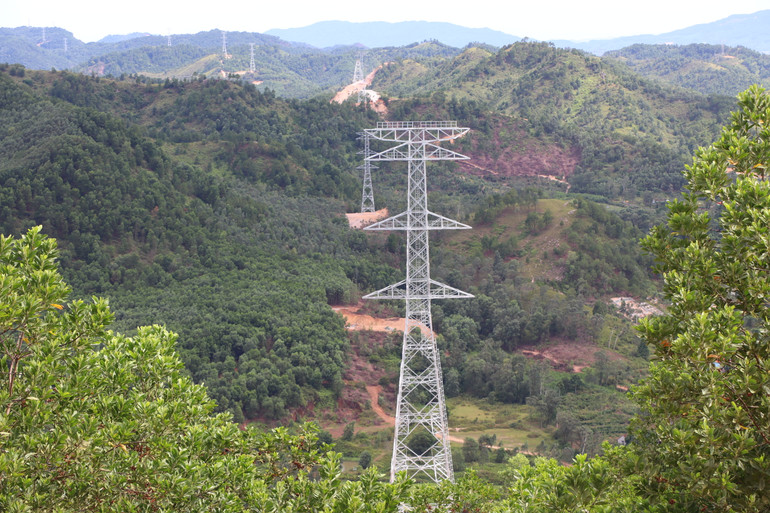 Dự án đường dây 500kV Quỳnh Lưu-Thanh Hóa đã thành lắp dựng 62/200 vị trí cột, đang lắp dựng 93/200 vị trí cột.