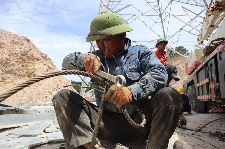 Các công nhân chầu dây cáp, phục vụ việc lắp dựng cột số 299.