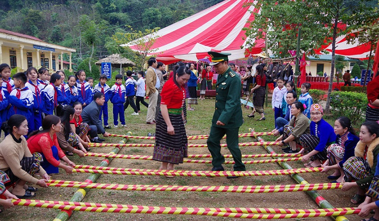 Bộ đội Biên phòng cùng múa sạp với dân bản.