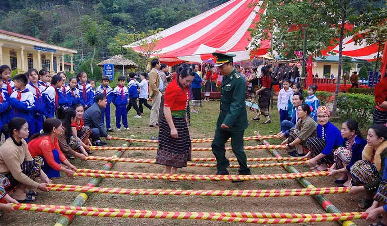 Bộ đội Biên phòng cùng múa sạp với dân bản. Bộ đội Biên phòng cùng múa sạp với dân bản.