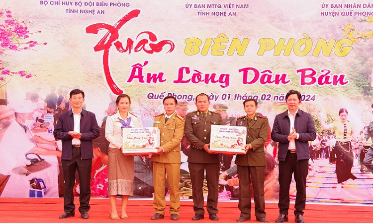 Tặng quà cho các đơn vị bảo vệ biên giới của nước bạn Lào.