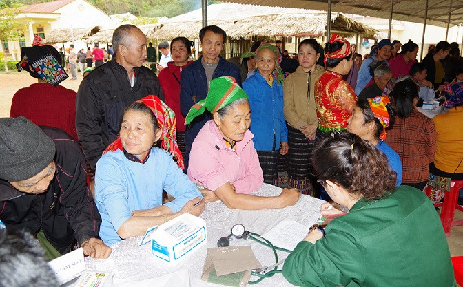 Thăm khám và cấp thuốc miễn phí cho người dân vùng biên giới Thông Thụ.