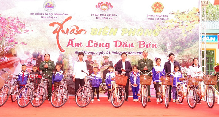 Tặng xe đạp cho học sinh nghèo vượt khó xã Thông Thụ.