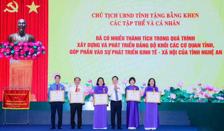 Chủ tịch Ủy ban nhân dân tỉnh Nghệ An Nguyễn Đức Trung tặng Bằng khen cho các tập thể đã có nhiều thành tích trong quá trình xây dựng và phát triển của Đảng bộ Khối, góp phần vào sự phát triển kinh tế-xã hội của tỉnh Nghệ An.