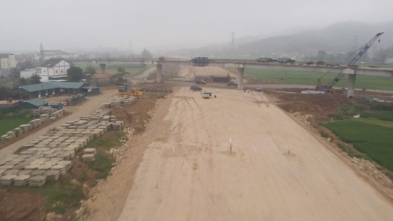 Thi công tại điểm Cầu vượt Quốc lộ 48D qua thị xã Hoàng Mai.