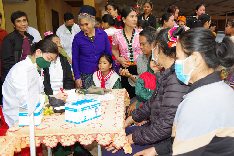 Khám bệnh, cấp thuốc miễn phí cho người dân xã Mỹ Lý, huyện Kỳ Sơn.