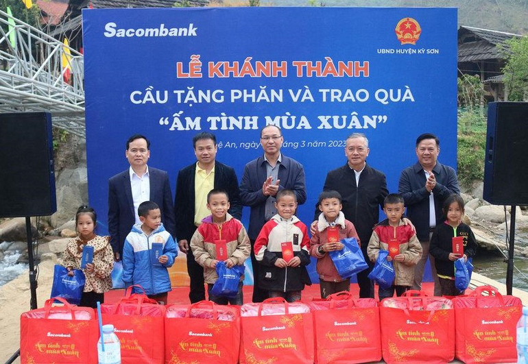 Tặng quà cho các em học sinh vượt khó, học giỏi.