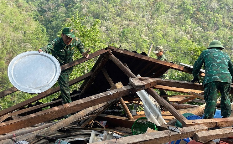 Giúp người dân dựng lại nhà bị đổ sập để sớm ổn định cuộc sống.