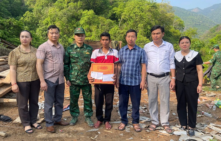 Đồn Biên phòng Mường Ải và các đoàn thể tặng quà cho gia đình anh Moong Văn Sun, bản Xốp Phe, xã Mường Típ.