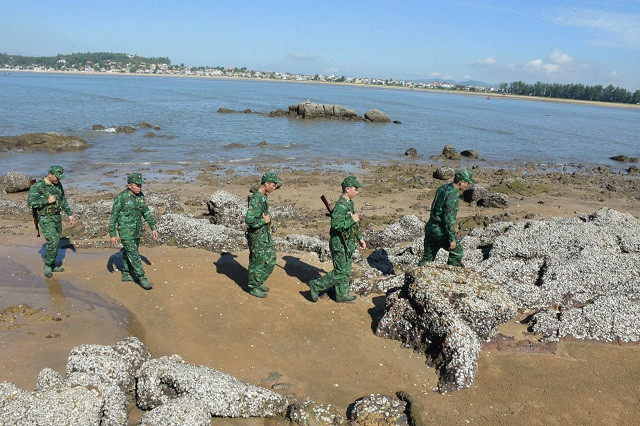 Lực lượng Đồn biên phòng cửa khẩu cảng Nghi Sơn (Thanh Hóa) và Đồn biên phòng Quỳnh Phương (Nghệ An) tuần tra bảo vệ biên giới.