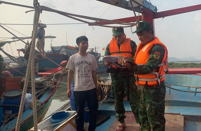 Bộ đội Biên phòng tuyên truyền công tác phòng, chống khai thác IUU cho ngư dân.