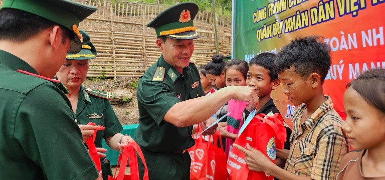 Tặng quà cho các học sinh nghèo, vượt khó. Tặng quà cho các học sinh nghèo, vượt khó.